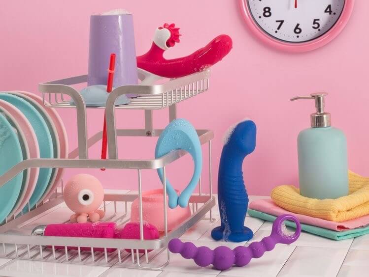 Гигиена секс-игрушек. Опасности, которые могут таиться в той-клинерах